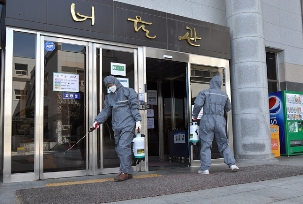 24일부터 임시 폐쇄한 장수 한누리전당에서 코로나19 예방을 위한 방역활동을 하고 있다.