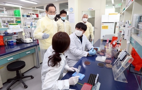 송하진 도지사는 지난 7일 전북보건환경연구원을 방문해 현안 업무자 등을 격려하고 있다. 사진제공=전북도