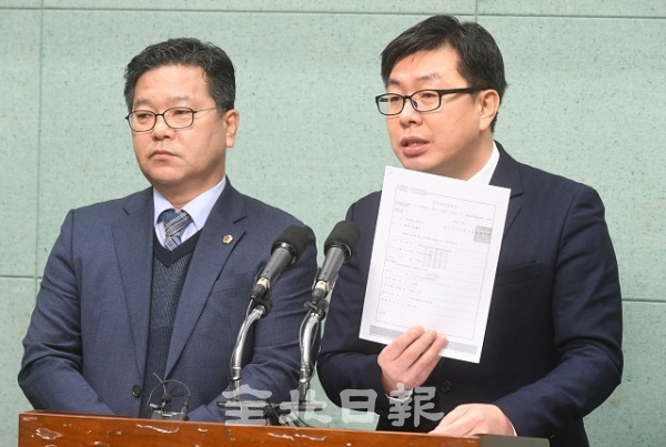 전북도의회 강용구·이정린 의원은 24일 도의회 브리핑룸에서 남원임실순창 지역위원회가 권리당원명부유출 혐의로 고발한 사건에 대해 무혐의 처분을 받았다고 밝히고 있다. 오세림 기자