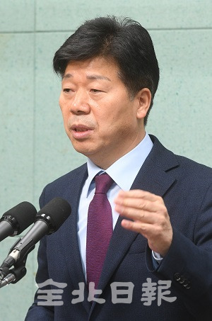 더불어민주당 경선에서 배제된 전주을 최형재 예비후보가 24일 도의회 브리핑룸에서 탈당과 함께 무소속 출마를 선언하고 있다. 오세림 기자