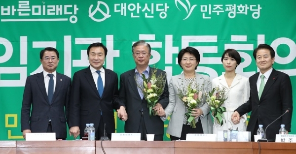 24일 오전 서울 여의도 국회에서 열린 바른미래당-대안신당-민주평화당 합당을 위한 수임기관 합동회의에서 민생당 유성엽(왼쪽 세 번째부터), 박주현, 김정화 신임 공동대표가 전임 대표들과 기념촬영을 하고 있다. 바른미래당, 대안신당, 민주평화당은 이날 오전 통합 회의를 갖고 당명을 민생당으로 결정했다. 연합뉴스