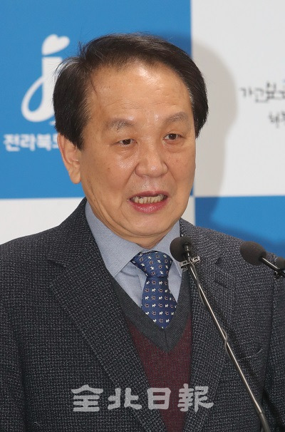 25일 차상철 완산학원 임시이사회장이 전북교육청에서 완산학원 비리 교직원 징계 결과발표 브리핑을 하고 있다. 조현욱 기자