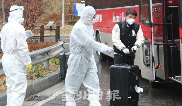 대학교 개강을 앞두고 중국유학생들의 입국이 시작되면서 각 대학마다 유학생 관리에 만전을 기하고 있는 가운데 25일 군산대학교는 수송버스를 마련해 공항에서 학교까지 학생들을 수송하고 있다. 조현욱 기자