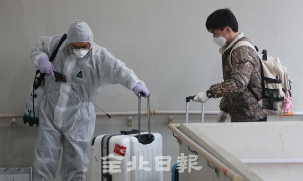 군산대학교는 개강을 앞두고 돌아온 유학생들에 대해 25일 기숙사 입사 전 철저한 소독을 실시하고 있다. 조현욱 기자