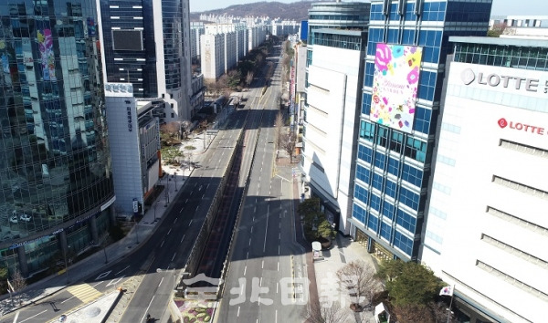 지난 23일 전주시 서신동 온고을로가 주말인데도 불구하고 도로 및 거리가 텅 비어있다. 전북일보 자료사진