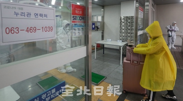 전국적으로 대학교 개강을 앞둔 25일 군산대학교에서 수송버스를 타고 온 중국인 유학생들이 소독을 하고 기숙사로 들어가고 있다. 조현욱 기자