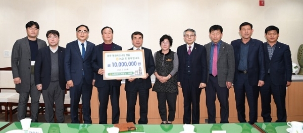 지난 25일 완주군청에서 완주지역 농협과 축협 등이 ’완주 1111소통기금’을 통해 완주 평화의 소녀상 건립기금 1000만 원을 전달했다.