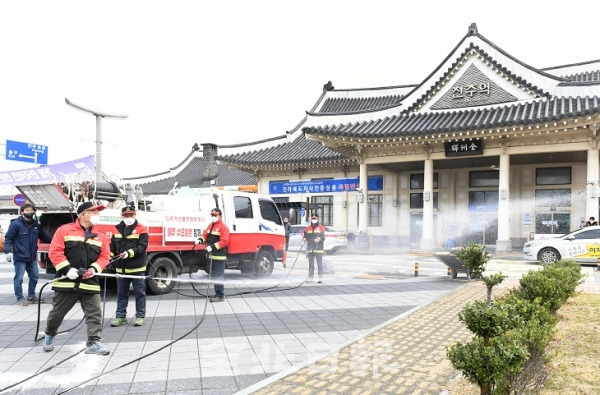 전주시는 코로나19 차단을 위해 매주 수요일 '전주시 일제 소독의 날'을 운영키로하고 26일 전주역 앞에서 자원봉사자들이 소독을 실시하고 있다. 오세림 기자