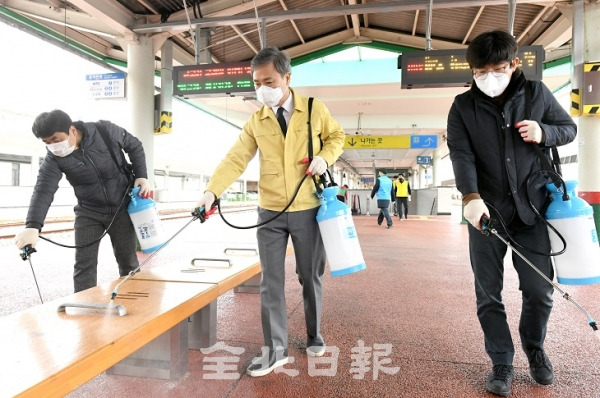 전주시는 코로나19 차단을 위해 매주 수요일 '전주시 일제 소독의 날'을 운영키로하고 26일 전주역에서 김승수 전주시장과 직원, 자원봉사자들이 시설물을 소독하고 있다. 오세림 기자