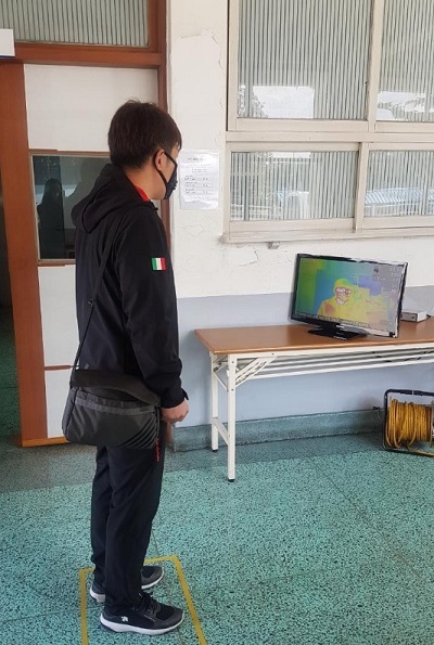 휴비스 직원이 정문에 설치된 열 화상 측정기 앞에서 발열 검사를 받고 있다.