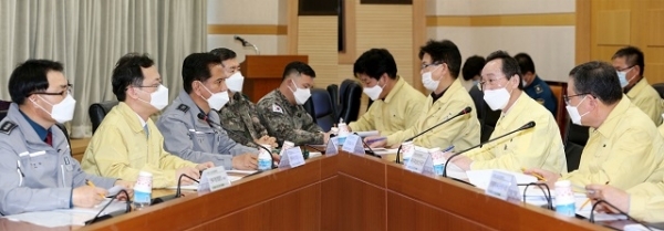 26일 전북도는 도청 영상회의실에서 ‘코로나19유관기관 협의회’를 열고 전북경찰청, 35사단, 전주지방검찰청과 함께 허위사실 유포와 환자 정보 유출 등의 위법행위에 강경 대응하기로 합의했다.