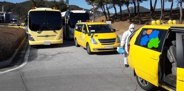 남원시가 코로나19 확산 차단을 위해 어린이집, 전세버스 차량 등에 방역 작업을 하고 있다.