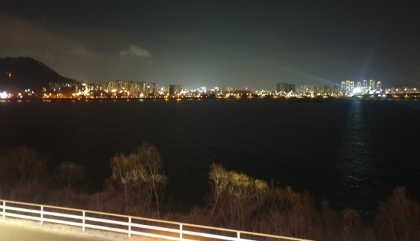 레고랜드가 들어설 중도 비엔나커피하우스 춘천레고랜드점에서 감상할 수 있는 춘천 도심의 야경.