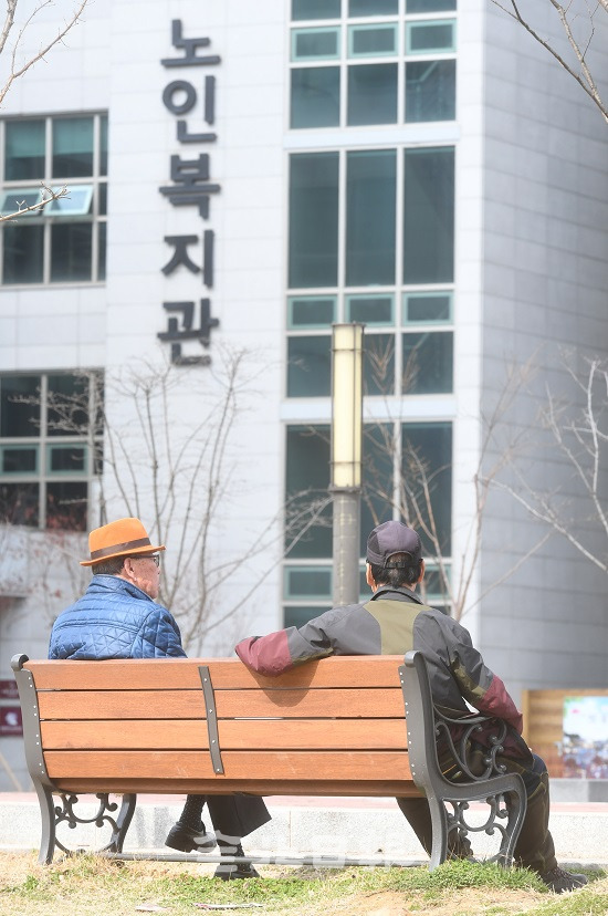 코로나19 확산 방지를 위해 도내 노인복지관 22개소와 경로당 6720개소가 휴관하면서 갈 곳 없는 어르신들이 27일 복지관 앞 공원에서 시간을 보내고 있다. 오세림 기자