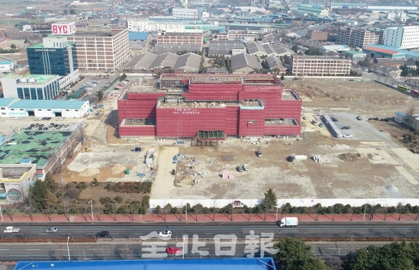 전주시 팔복동 옛 코카콜라 부지에 공사중인 관광호텔의 인허가 과정에서 전주시의 특혜 의혹이 일고 있는 가운데 지난 23일 공사가 진행되고 있다. 전북일보 자료사진