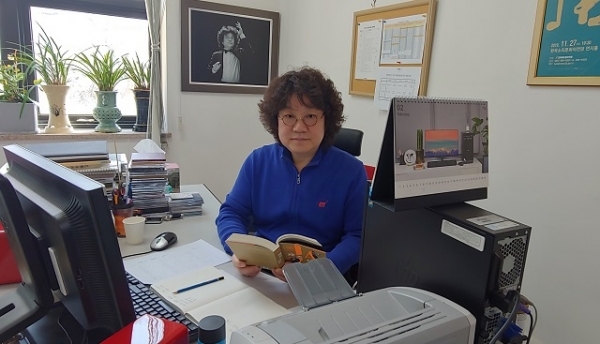 권성택 전북도립국악원 관현악단장이 27일 오전 전주 한국소리문화의전당 명인홀 내 관현악단장실에서 재즈 관련 서적을 읽고 있다.