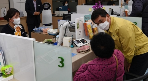 27일 박성일 완주군수가 관내 농협을 방문해 방문객에게 코로나19 예방에 대해 설명하고 있다.
