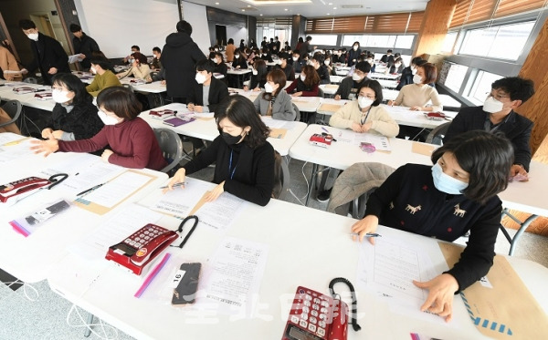 전북도는 코로나19의 지역전파 차단을 위해 도내 11,135명의 신천지 신도에 대해 전수조사를 시작한 27일 전주시도 콜센터를 마련해 2주간 하루 2차례 유선을 통해 증상 유무 모니터링에 들어가 직원들이 조사교육을 받고 있다. 오세림 기자