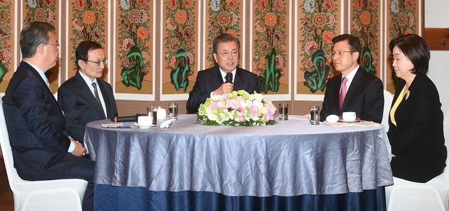 문재인 대통령이 28일 국회에서 '코로나19 극복을 위한 여야 정당대표와의 대화'를 하고 있다. 왼쪽부터 민생당 유성엽 공동대표, 더불어민주당 이해찬 대표, 문 대통령, 미래통합당 황교안 대표, 정의당 심상정 대표. / 연합뉴스