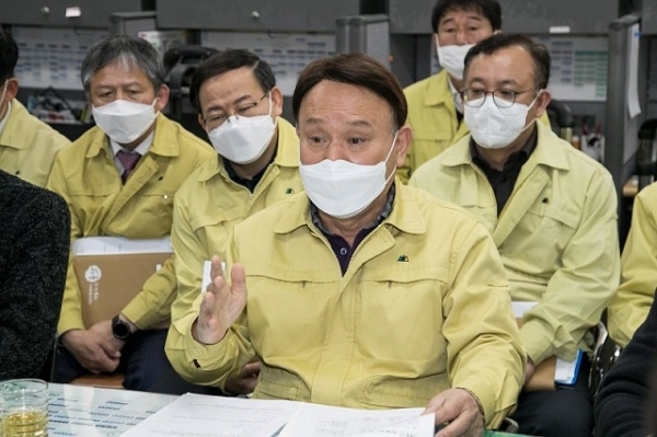지난달 28일 군산시청 브리핑룸에서강임준 시장이 신천지 전수조사 결과에 대해 설명하고 있다.
