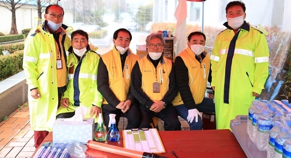 (왼쪽부터) 원광대 퇴직 직원 김종현·한태희·성완섭·이현진·오재국·장형천 씨가 자가 격리 중인 유학생들을 위한 도시락 배달 봉사활동을 펼치고 있다.