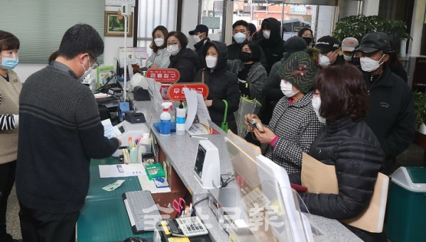 지난달 28일 코로나19 대응 대응을 위해 마스크 공적 판매처로 지정된 완주군 용진 우체국에서 시민들이 마스크를 구매하기 위해 길게 줄 서있다. 조현욱 기자