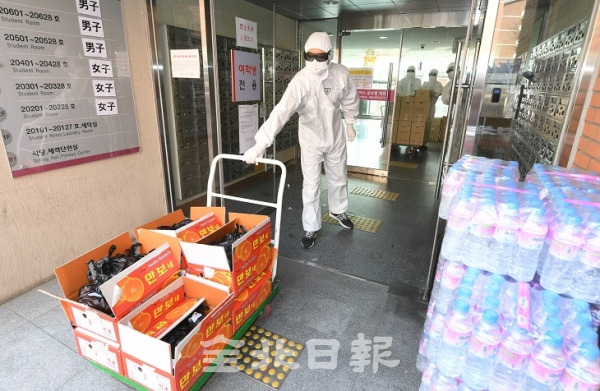 저난달 27일 전북대학교는 코로나19 확산 방지를 위해 유학생들에 대해 2주간 기숙사에 격리조치를 시행하면서 개인위생용품 지급과 도시락, 간식 등을 지급하고 있다. 전북일보 자료사진