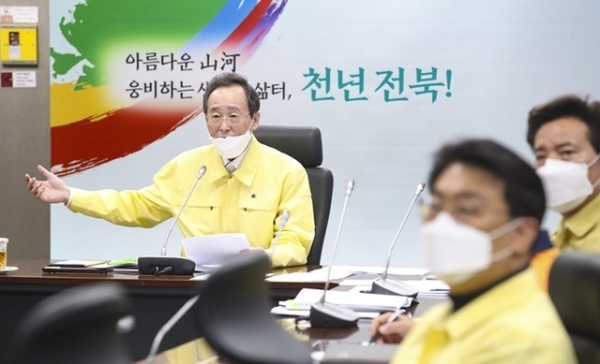 지난달 28일 정세균 총리가 주재한 코로나19 중앙재난안전대책본부 회의에서 송하진 도지사가 정부 차원의 강력한 대응 및 지원을 요청하고 있다. 사진제공= 전북도.