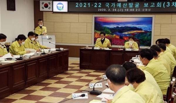 지난달 28일 고창군청 종합상황실에서 유기상 군수 주재로 ‘2021년~2022년 국가예산 신규사업 발굴 보고회’가 열렸다.