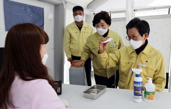 유기상 고창군수가 코로나19 확산 방지를 위해 고창군보건소를 방문해 현장점검을 하고 있다.