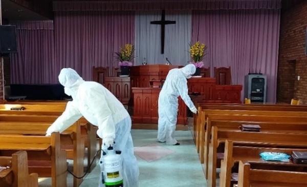 지난달 29일 익산시 문화관광산업과 직원들이 관내 소규모 교회 70여 곳에서 직접 소독을 실시했다.