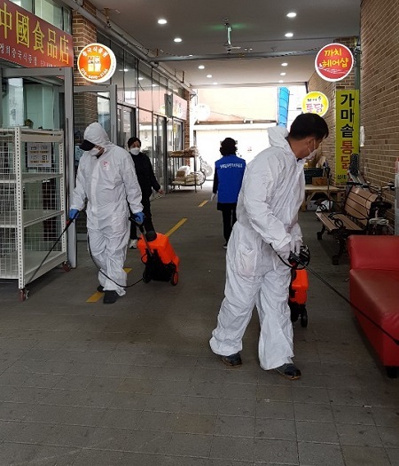 완주군 삼례읍 주민자치위원회가 코로나19 확산방지를 위해 방역소독을 하고 있다.