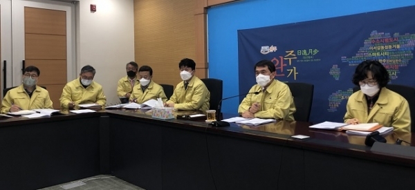 2일 열린 완주군 코로나19 관련 대책회의 모습.