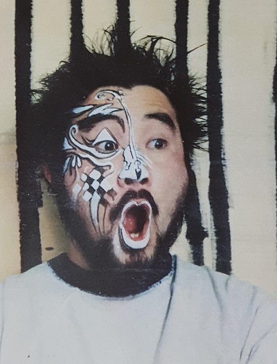 자신의 얼굴에 그림을 그려 넣고 즐거워하는 생전의 작가.