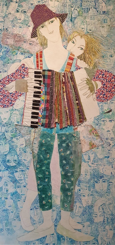 김충순의 2019년작. 손풍금을 치는 사람, 배경에도 수많은 사람들의 얼굴이 배경을 꽉 채우고 있다.