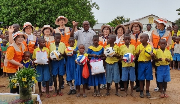 한국 교장선생님들이 밤바 미도이나(Midoina) 초등학교 학생들에게 선물을 전달하고 기념촬영을 하고 있다.