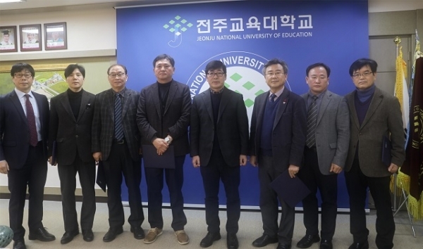 3월 1일자로 인사 발령난 전주교대 보직교수들. (왼쪽부터)교무처장 장용우, 도서관장 권오성, 영재교육원장 채동현, 교육대학원장 김주성, 총장 김우영, 산학협력단장 천호성, 초등교육연구원장 은혁기, 대학언론사주간 정한기 교수.