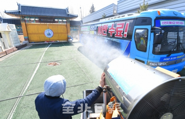 도내에서 처음으로 신천지 교인이 코로나19 확진판정을 받은 2일 전주시 팔복동 신천지 전주교회에서 시설물 곳곳을 긴급소독하고 있다. 오세림 기자