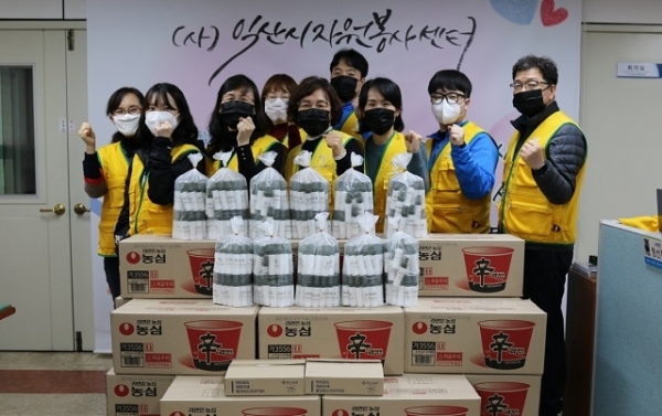 3일 익산시자원봉사센터가 자매결연을 맺은 대구 달성군 자원봉사센터에 휴대용 손소독제 500개와 컵라면 20박스를 전달했다.