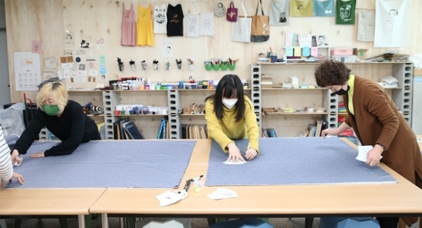 완주군이 코로나19 사태로 마스크 공급난이 계속되는 가운데 3일부터 사회적공동체 조직을 통해 마스크 제작에 나섰다.