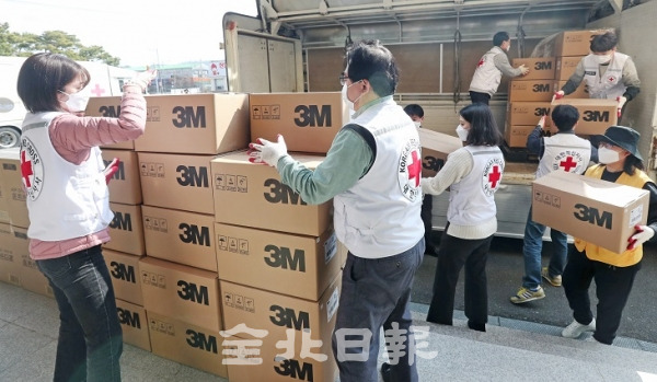 전북과 자매결연을 맺은 중국 상하이시가 마스크 3만장을 대한적십자사 전북지사로 보낸 3일 관계자들이 기증받은 마스크를 14개 시·군 보건소에 전달하기 위해 분류하고 있다. 조현욱 기자