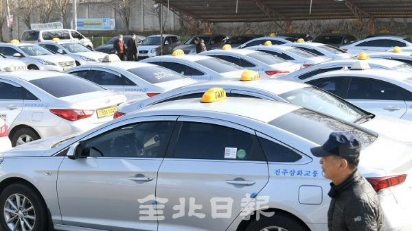 코로나19 확산이 장기화 되면서 택시 승객이 급격히 감소하고 택시기사들의 감염 불안과 경영난까지 겹치는 이중고에 3일 전국에서 처음으로 전주 삼화교통이 1주일간 휴업을 결정해 61대의 차량들이 차고지에 주차돼 있다. 오세림 기자