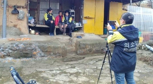 지난 2일 장수군 계남여성의용소방대가 관내 박 모 할머니의 일상을 동영상으로 촬영해 자녀에게 전달했다.