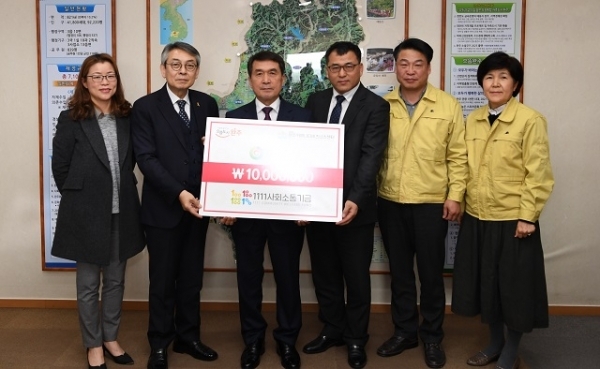 지난 4일 ㈜새눈 백청열 대표가 완주군청을 찾아 ‘1111사회소통기금’ 1000만원을 기부했다.