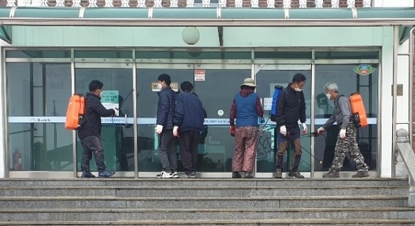 완주군내 자원봉사단체들이 코로나19 확산 방지를 위해 잇따라 방역 봉사에 나서고 있다.