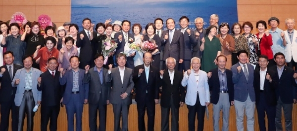 지난해 6월 전주 한국소리문화의전당 국제회의장에서 열린 해운문학상 시상식에서 참석자들이 기념촬영을 하고 있다.