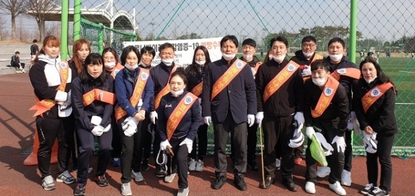 4일 익산시체육회가 야외체육시설과 미륵산 등을 잇달아 방문해 ‘시민과 함께하는 코로나19 확산 방지 캠페인’을 실시했다.