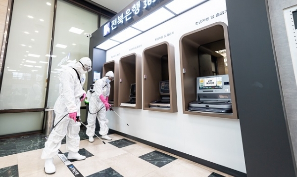 4일 전북은행이 코로나19 예방을 위해 본점과 영업점에 대한 방역 소독 작업을 실시했다.