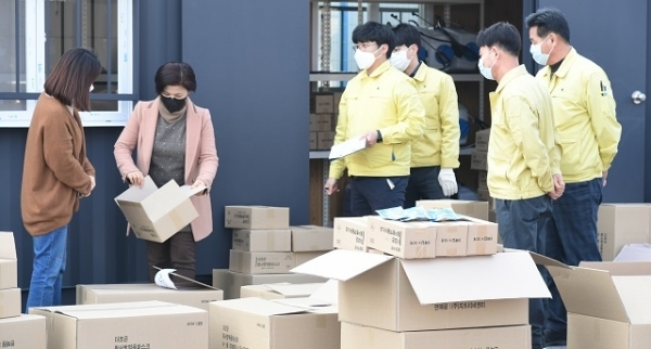 남원시가 마스크 대란으로 구입에 불편을 겪고 있는 시민들을 위해 마스크 3만장을 관내 읍·면·동에 공급한다.