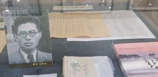 석정 문학관 전시실의 김태수.